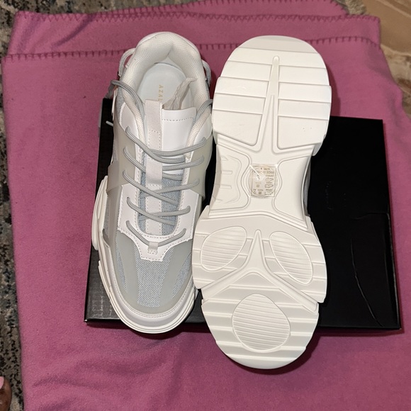 Women’s or girls sneakers size 8 - Picture 3 of 4